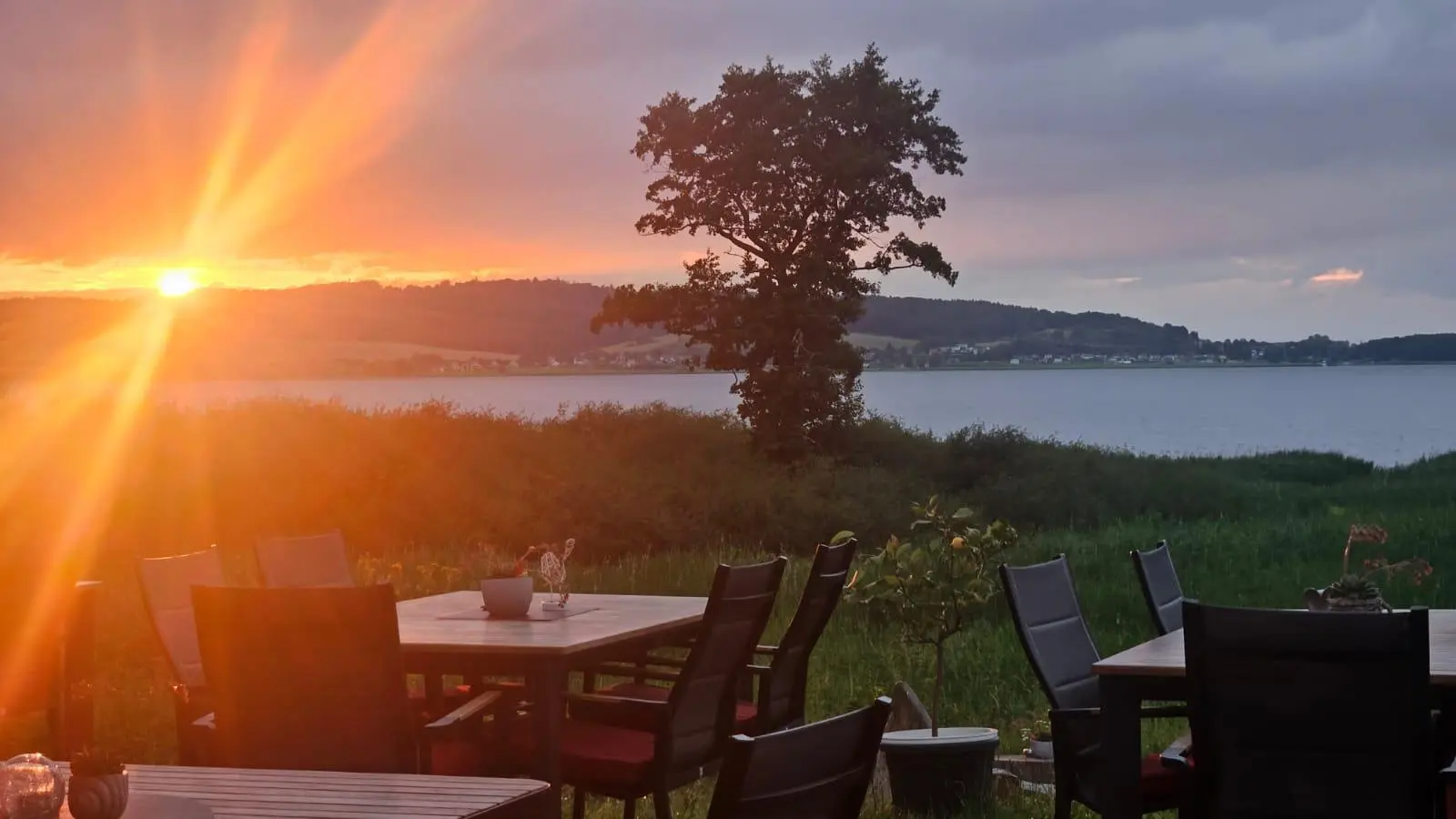 Terrasse des Restaurants bei Sonnenuntergang