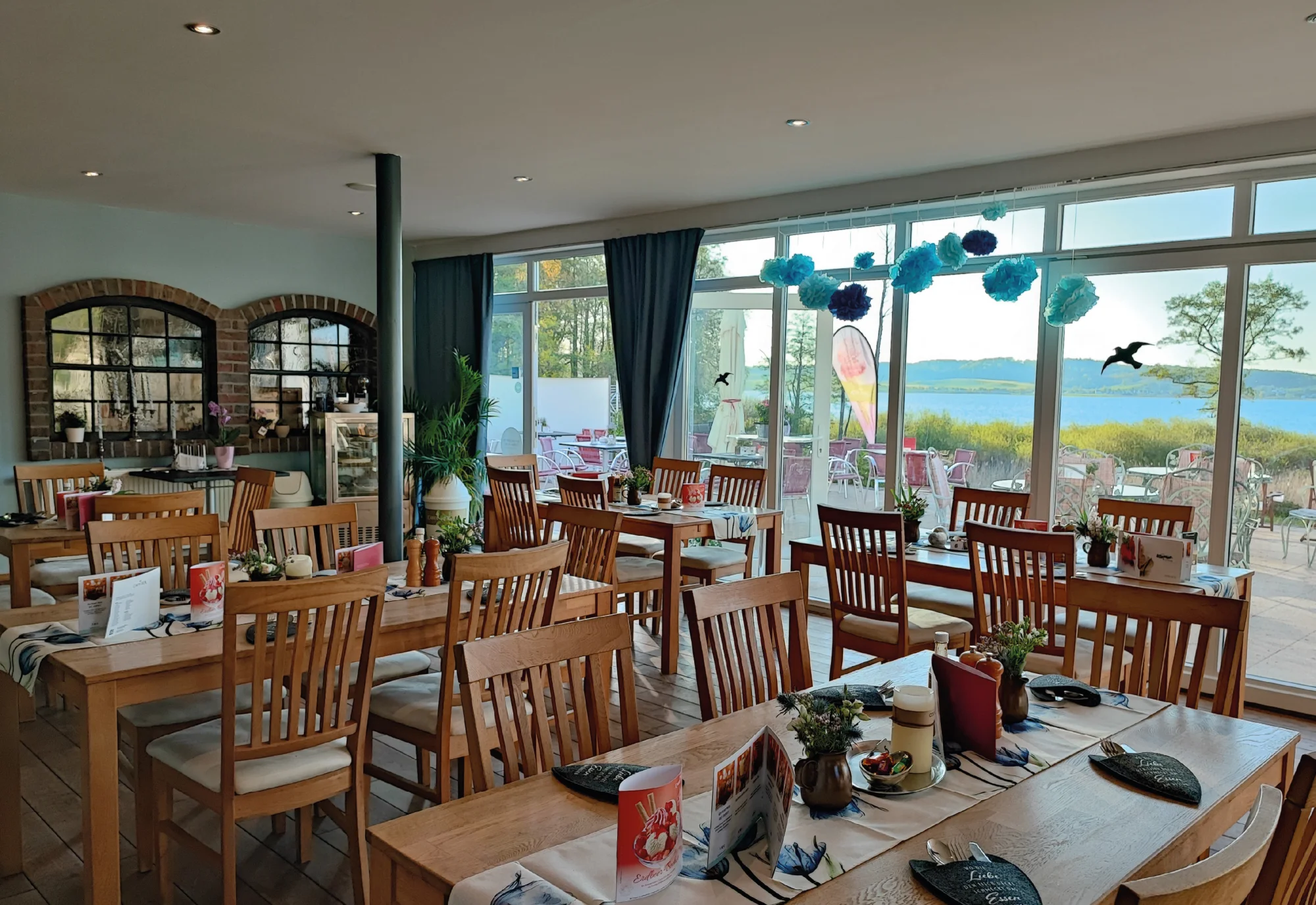 Heller Gastraum des Restaurant Seeblick mit Blick auf den Kummerower See