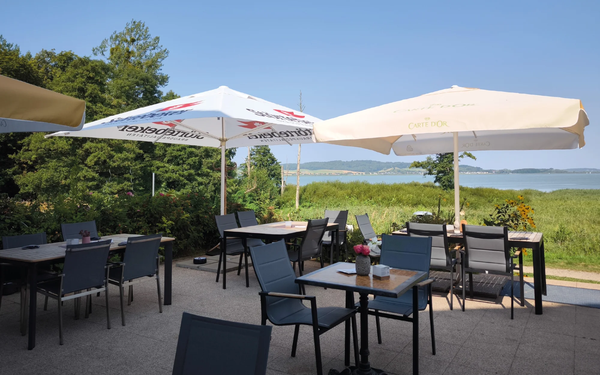 Terrasse des Restaurants bei Sonnenuntergang